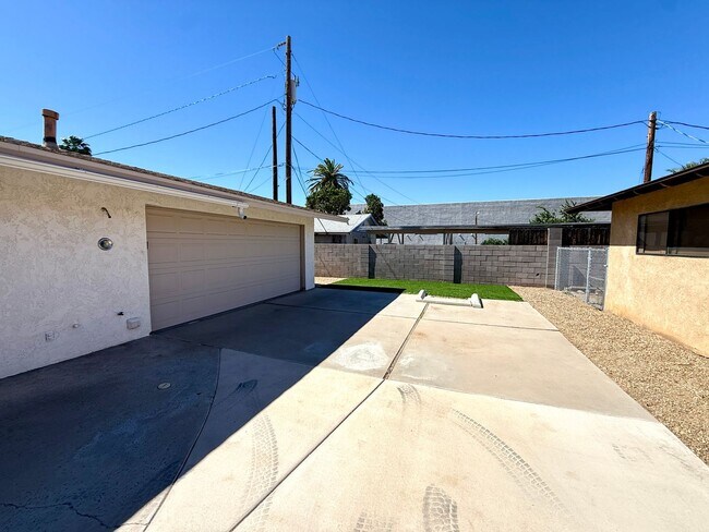 Foto del edificio - Charming 3BR Home w/ River Views, Open Floor Plan & Island Kitchen- Available Now!