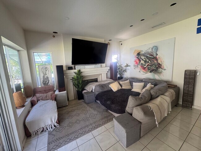 Foto del edificio - 670 Alagria Pl