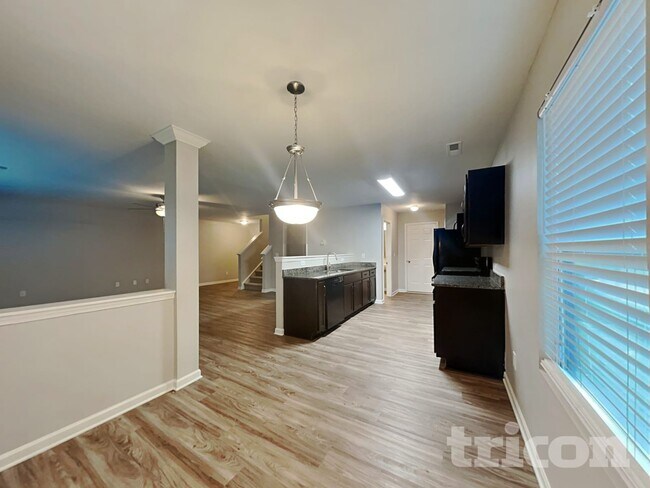 Building Photo - 805 Alta Wy