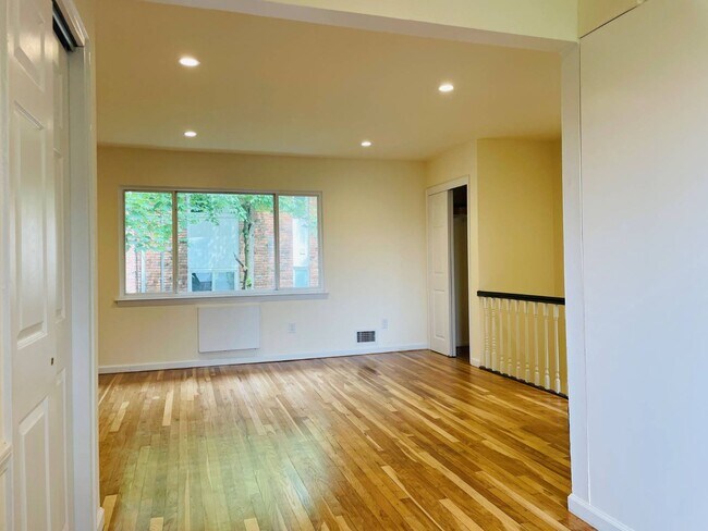 Building Photo - 26 Elm Ave