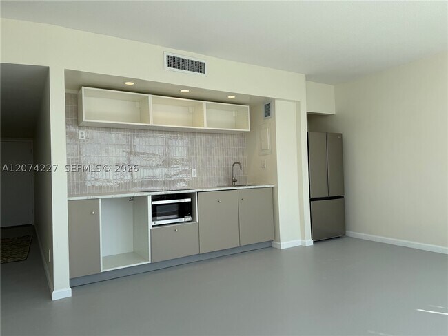 Foto del edificio - 900 Bay Dr E