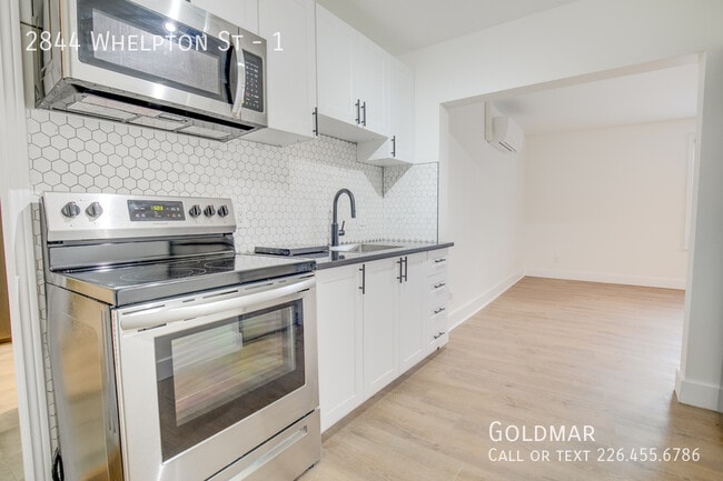 Building Photo - New Listing in Vibrant Ford City