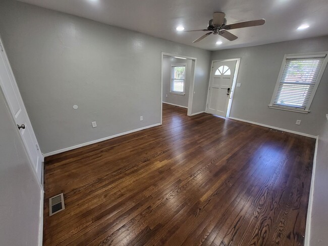Building Photo - Remodeled 2 bedroom, 1 bathroom house in C...