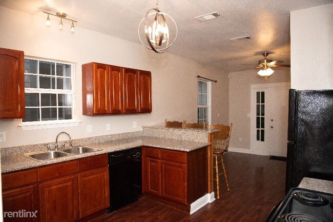 Building Photo - 3 br, 1 bath Apartment - 3333 Delachaise St