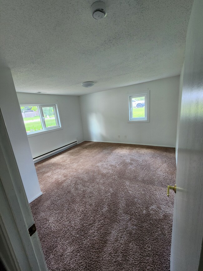 Main bedroom connecting to laundry room - 16251 Franklin Trl SE