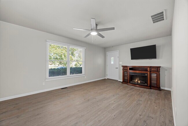 Living room - 115 E Sycamore Rd