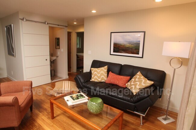Foto del edificio - 364 Queen City Park Rd