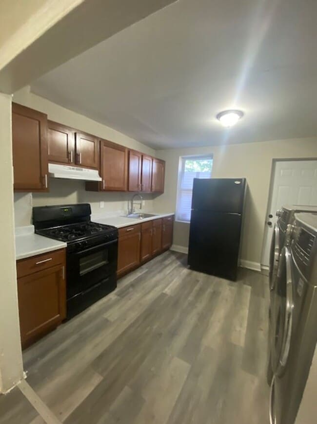 Building Photo - 2102 W Fayette St