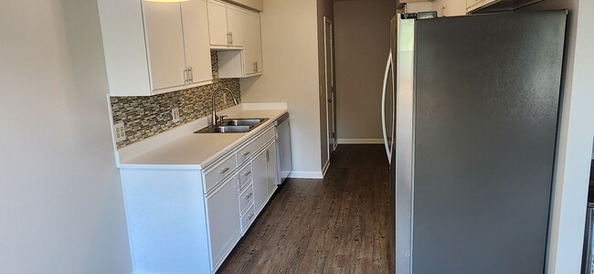 Building Photo - 2131 Vine Way Dr