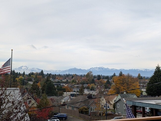 Building Photo - Easy Commute with Stunning Views!