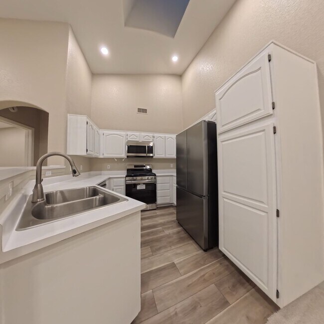 Foto del edificio - Beautifully Renovated 2nd-Floor Condo in Prime Location