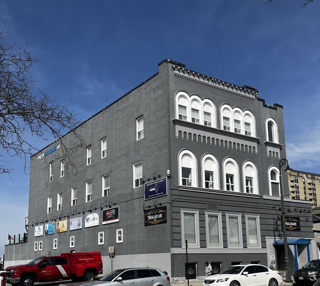 Building Photo - 117 Christina St N