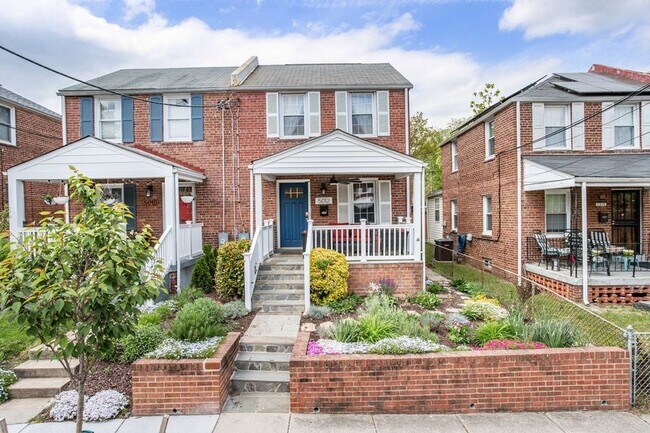 Building Photo - Two-Bedroom With Finished Basement Near Fo...