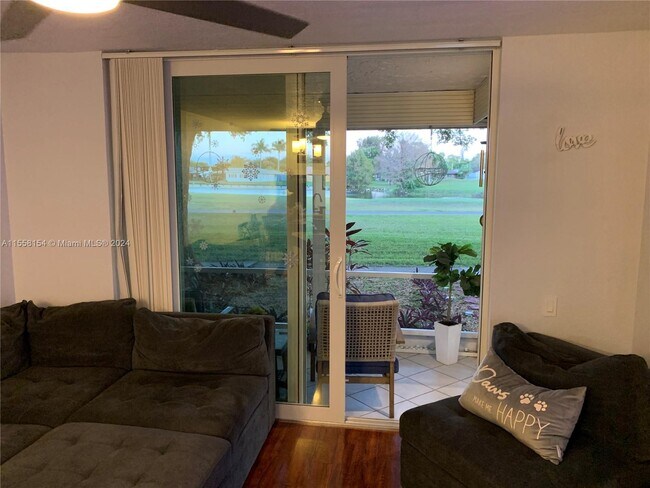 Foto del edificio - 9080 Lime Bay Blvd