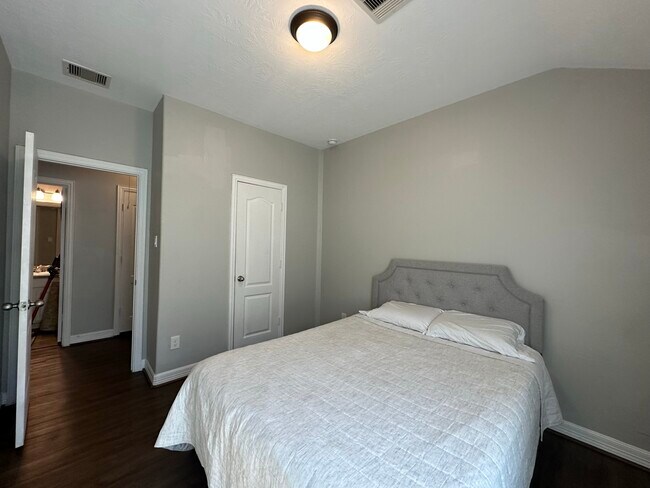 Building Photo - 419 Oak Chase Dr