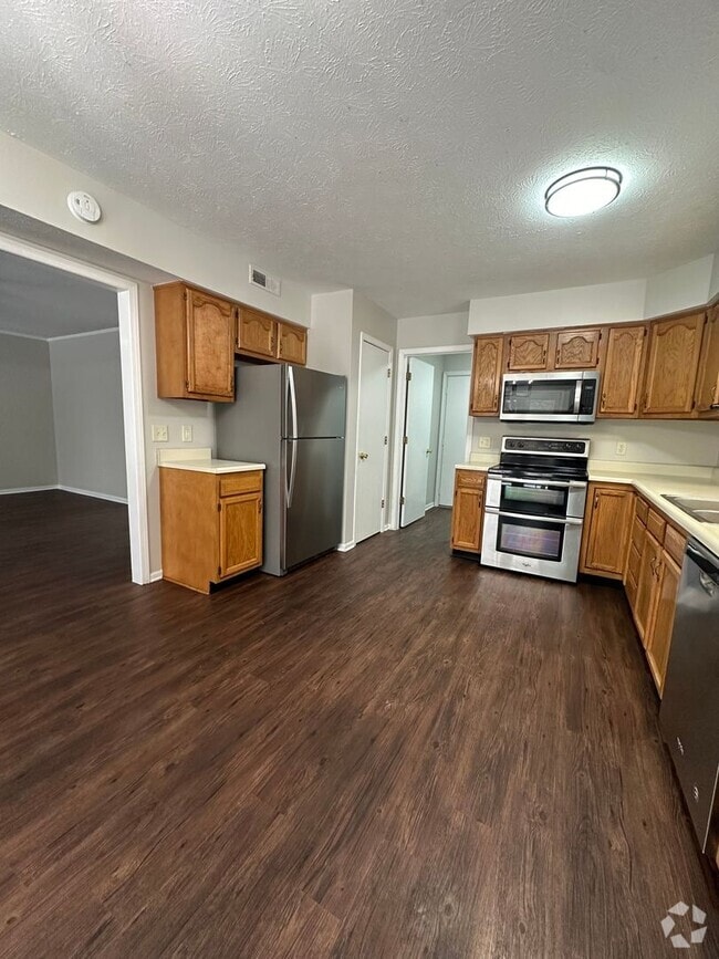 Building Photo - 3611-3613 Thornhill Cir E