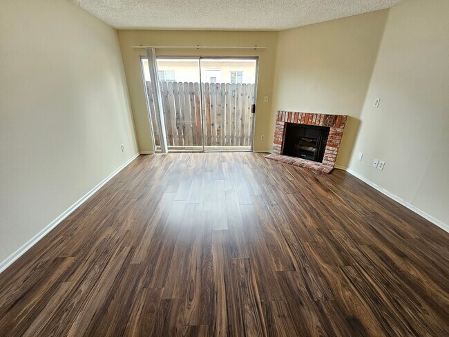 Foto del edificio - 17331 Chatsworth St