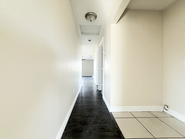 Building Photo - 846 W 55th St