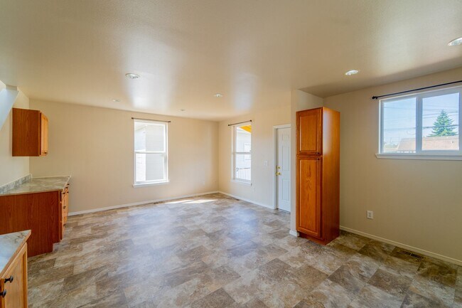 Foto del edificio - Spacious 3 Bedroom / 2.5 Bathroom Single Family Home Available in Tacoma!