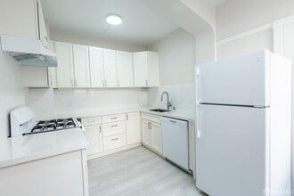 Building Photo - 910 Bay St