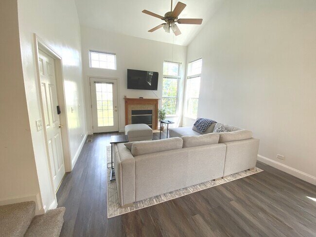 Building Photo - 10S401 Carrington Cir
