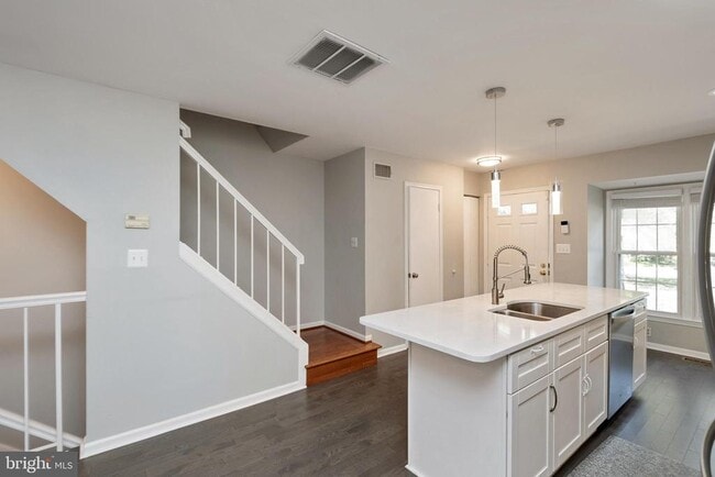 Building Photo - 8550 Springfield Oaks Dr
