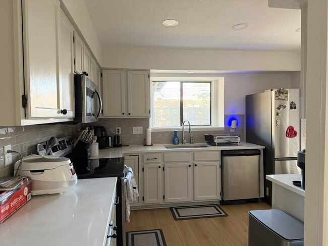 Foto del edificio - 921 Matilda Dr