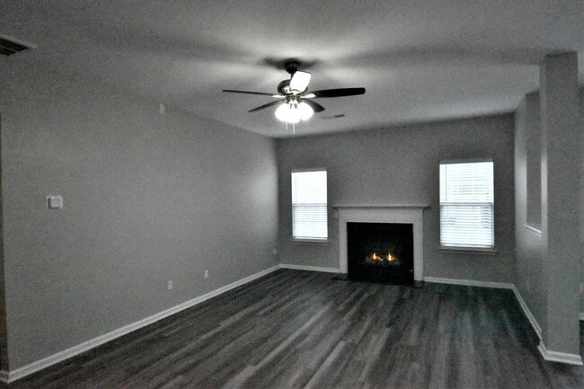 Building Photo - 6271 Glen Way Dr