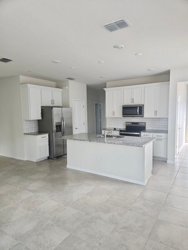 Building Photo - Call Ed for showings (352) 217-0284