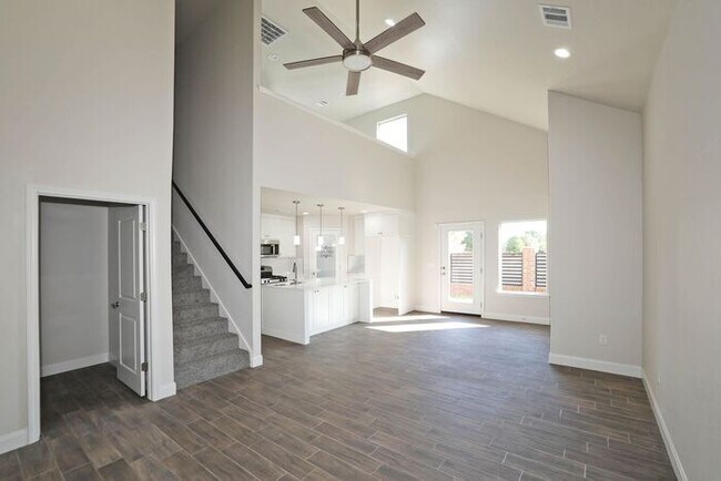 Foto del edificio - 7626 Woodford Ave