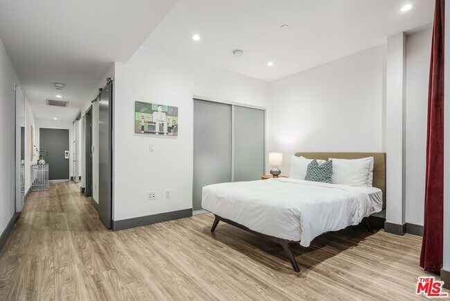 Foto del edificio - 932 S Hill St