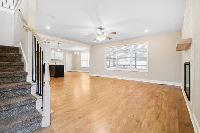 Building Photo - Pet Friendly Four Bedroom!
