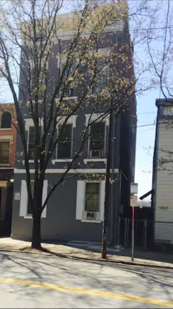 Building Photo - 2411 W McMicken Ave