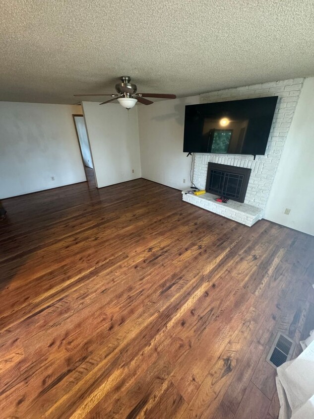 Primary Photo - 2 bed, 1 bath with yard, garage, and RV pa...