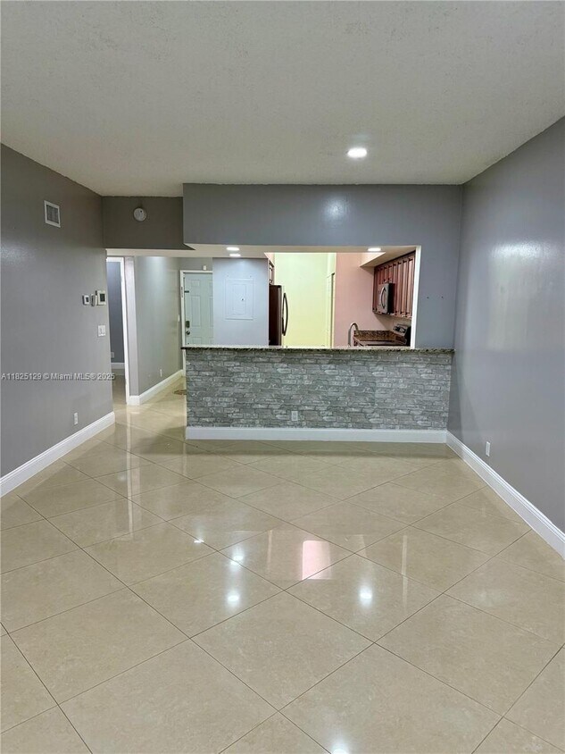 Foto principal - 8218 NW 24th St