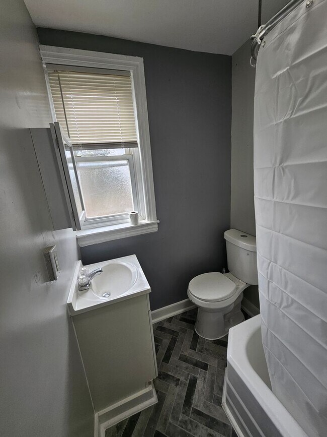 Foto del edificio - Charming row home in Chester, voucher holders welcome!