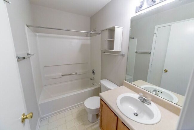 Building Photo - 9811 Campus Walk Ln Apt L