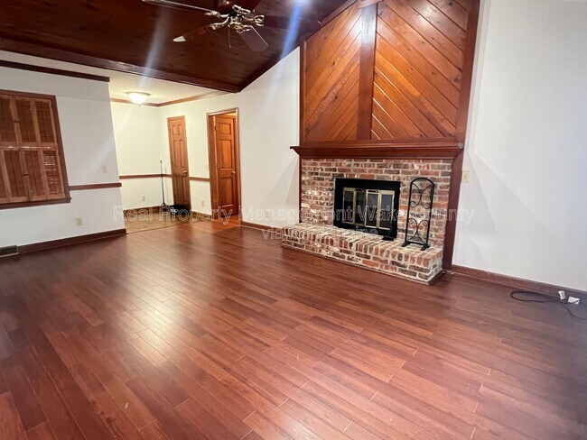 Foto del edificio - 7404 Valley Run Dr