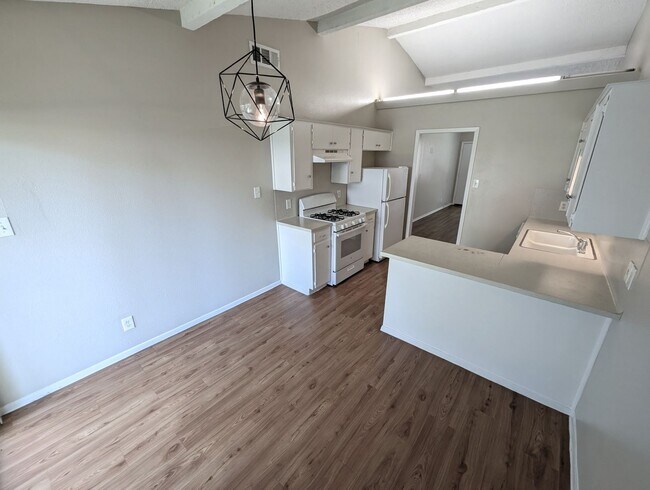 Foto del edificio - Amazing four-plex unit ready for immediate...