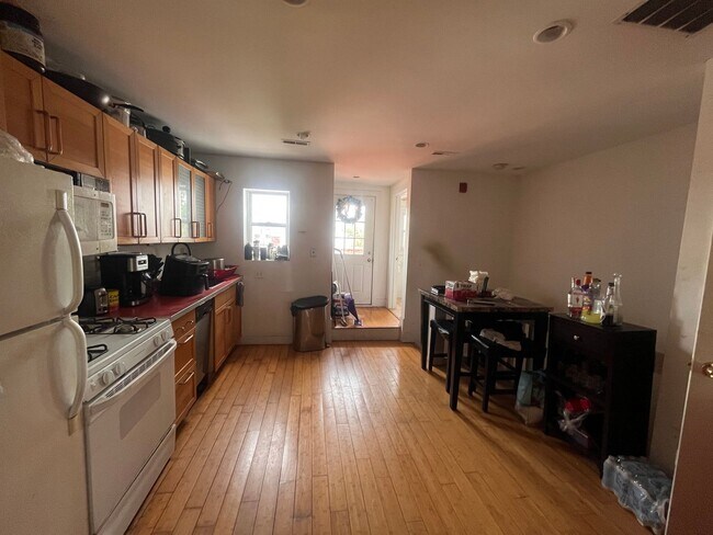 Foto del edificio - Bright and spacious three bedroom unit in ...