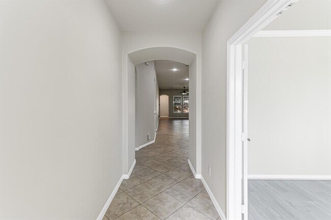 Building Photo - 4834 Oak Rambling Dr