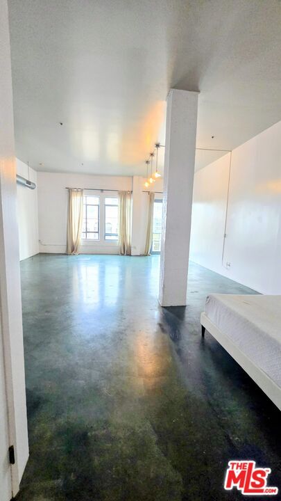 Foto del edificio - 849 S Broadway