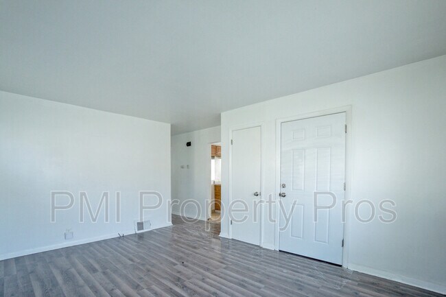 Building Photo - 5656 N 61st St
