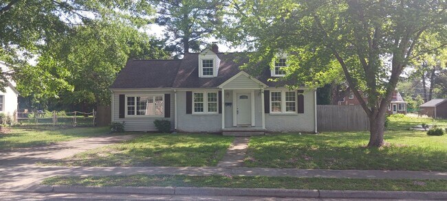 Building Photo - 3 bedroom 1 bathroom- Monument Drive
