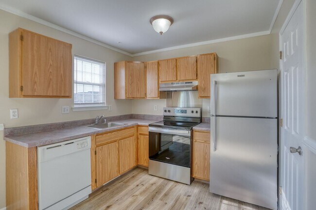 Foto del edificio - New, New, New - Spacious 3 Bedroom Townhouse with a Finished Basement !!