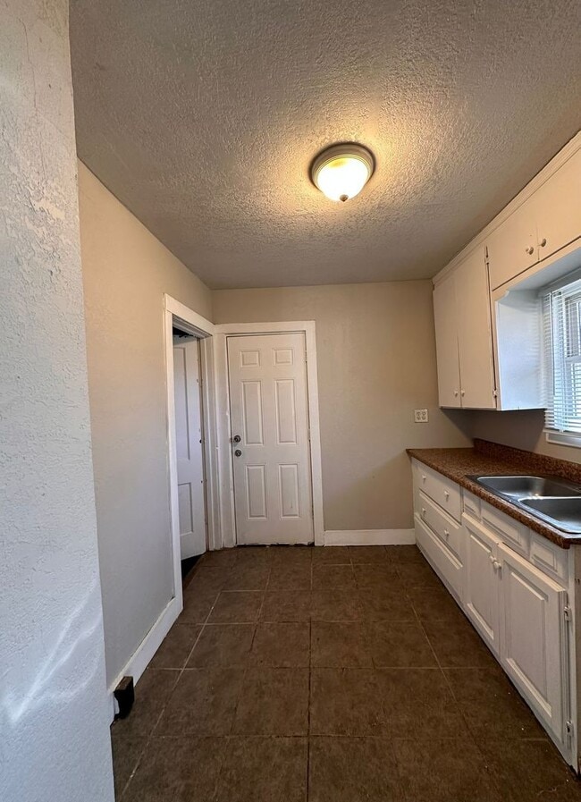 Building Photo - 2 Bedroom 1 Bath