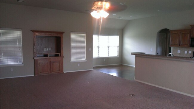 Building Photo - Rare 4-Bed, 2-bath in Verdigris on cul-de-...