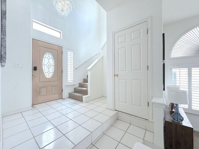 Building Photo - West El Paso 2 bed/2.5 bath  Refrig A/C wi...