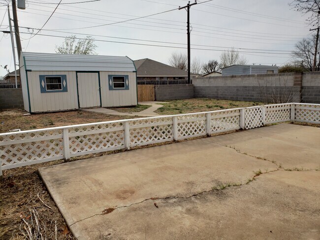 Sendero del patio trasero que lleva al cobertizo. - 703 NW 7th St