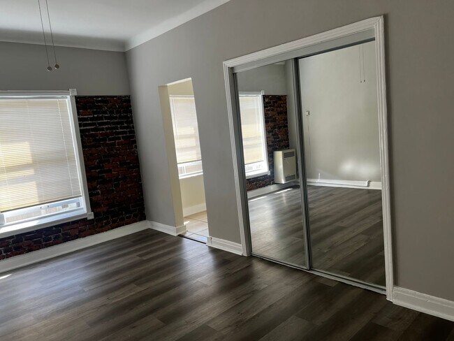 Foto del edificio - STUDIO $1495 LOS FELIZ HARDWOODS EXPOSED B...